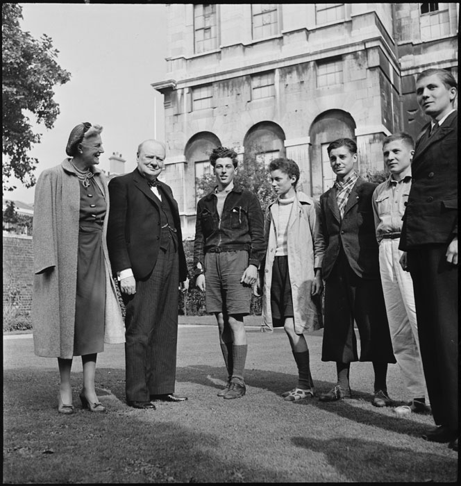 28 septembre Les cinq garçons qui ont traversé la Manche en Canoë sont reçus par Winston Churchill- Quatre d'entre eux rejoindront l'école en octobre