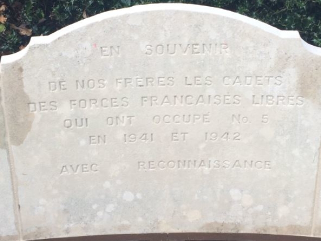 Le texte : En souvenir de nos frères les cadets des Forces Françaises libres qui ont occupé le N0 5 en 1941 et 1942 Avec reconnaissance
