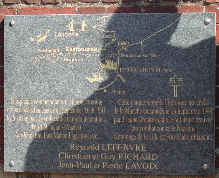 Cette plaque commémore la traversée de la Manche en canoë de 5 garçons partis de Fort-Mahon. sur ces 5 garçons, quatre intégreront l'Ecole des Cadets