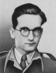 Né à Paris le 25 mars 1924, André Burguière rejoint l’Angleterre en juin 1940 en passant par Jersey. Il est promu aspirant en juin 1944 dans la promotion « 18 Juin ». D’abord affecté à une mission en Haute Marne en juillet 1943, il effectue ensuite une mission de sabotage en Allemagne. Il meurt noyé en traversant la Mass à la nage pour rejoindre les forces Alliées.