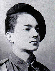 Né le 17 mars 1923 à Saint-Renan dans le Finistère, il arrive en Angleterre le 20 juin 1940. Il fera partie de la légion des jeunes volontaires stationnée d’abord à Brynbach puis à Rake-Manor. Il fait partir des premiers cadets à Malvern. Il est promu aspirant en décembre 1943. Il est affecté au 22ème BMNA et combat en Italie où il sera blessé. Le 29 janvier 1945, il tombe lors d’un combat proche de Sélestat.