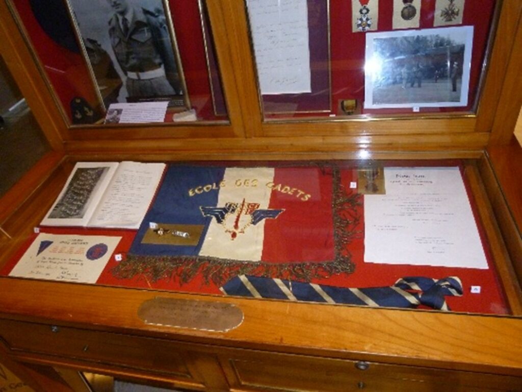 Le fanion de l'école des Cadets déposé à Coëtquidan