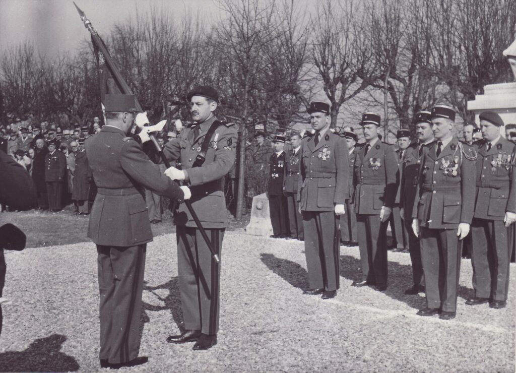 La remise du drapeau